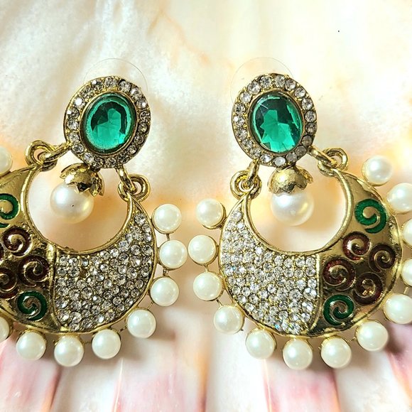 Beautiful- Semi-Precious Green/Clear Stones with Pearls - Round Earrings - Picture 12 of 12